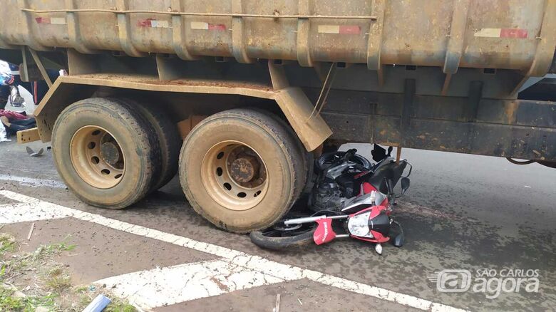 Motociclista morre após ser atropelado por caminhão na rotatória do Cristo - Crédito: Maycon Maximino