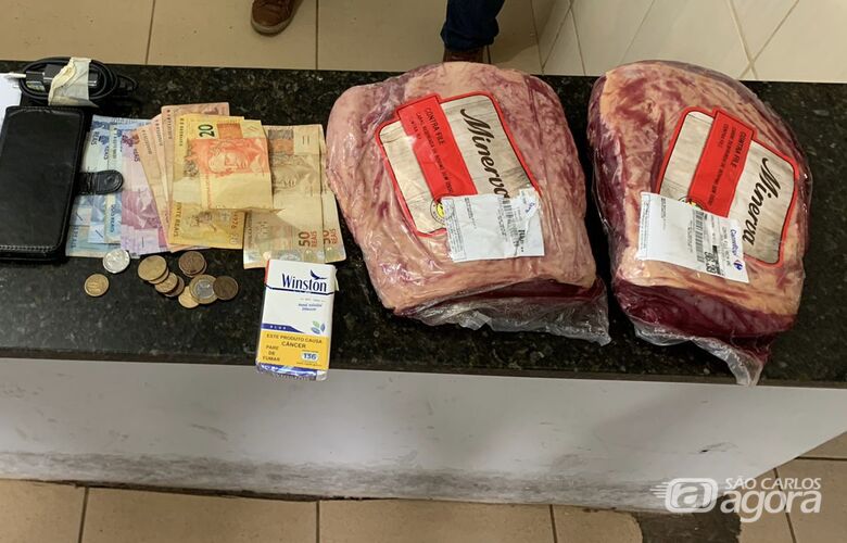 Homem é preso acusado de furtar peças de carne de supermercado - Crédito: SCA