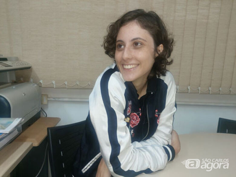 A aluna de doutorado em Física, Júlia Mamprim (23), vencedora do “Prêmio Yvonne Mascarenhas de Divulgação Científica” (SIFSC-2022) - Crédito: Divulgação