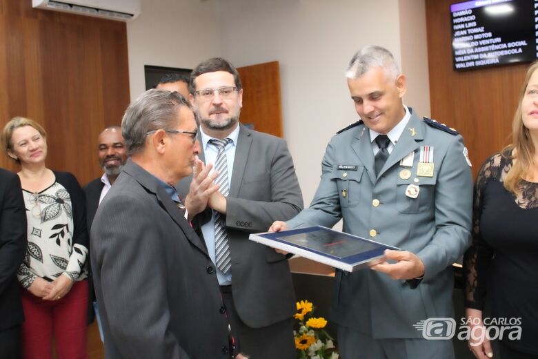 Momento em que Nucci recebe o título de cidadão ibateense - Crédito: Divulgação