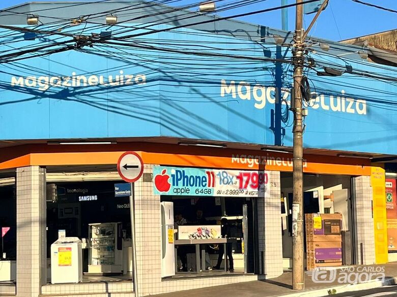 Nesta 4º feira o Magalu oferece promoção de iPhone e acessórios: iPhone 11 a partir de R$ 2.789,00 no Pix - Crédito: divulgação