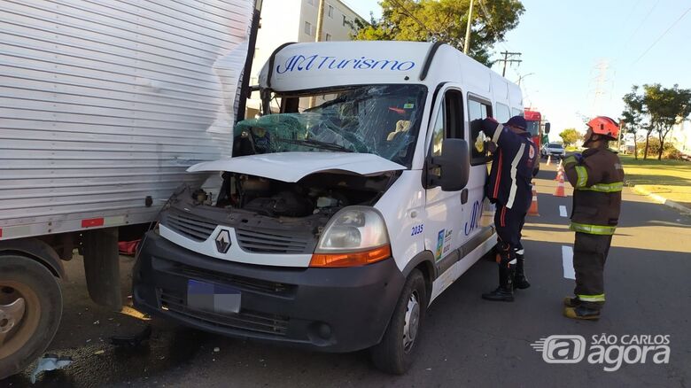 Acidente entre carro e caminhão em São Carlos mata 4 pessoas na SP