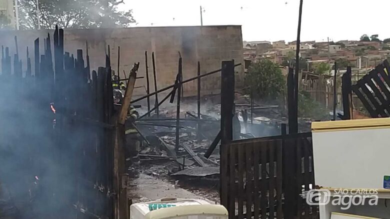 Casa totalmente destruída: casal e quatro filhos perderam tudo - Crédito: Maycon Maximino