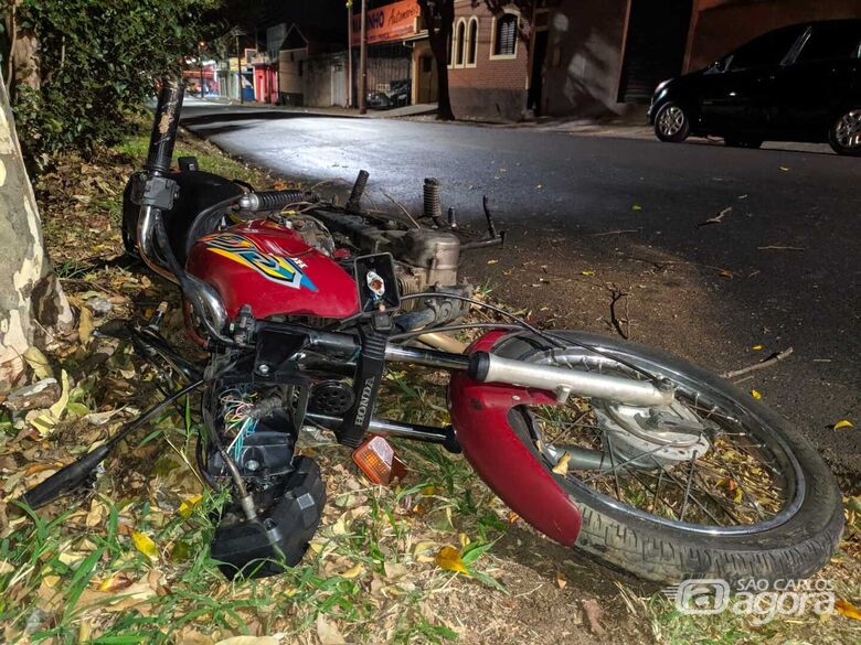 Moto colidiu em árvore e jovem de 25 anos perdeu a vida - Crédito: Maycon Maximino