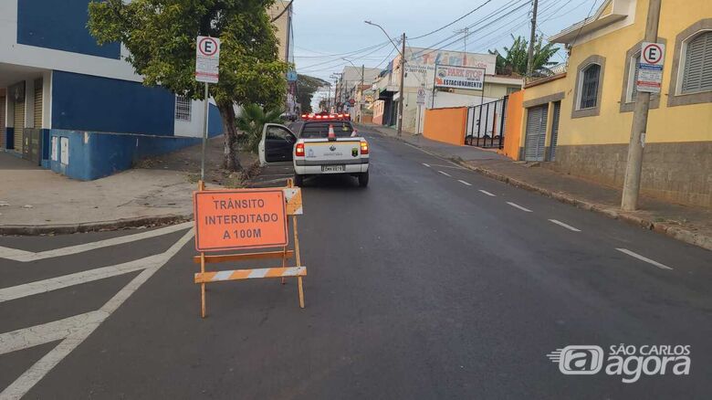 Trânsito na esquina das ruas José Bonifácio e Geminiano Costa é interditado para trabalho com guindaste - Crédito: Colaborador SCA
