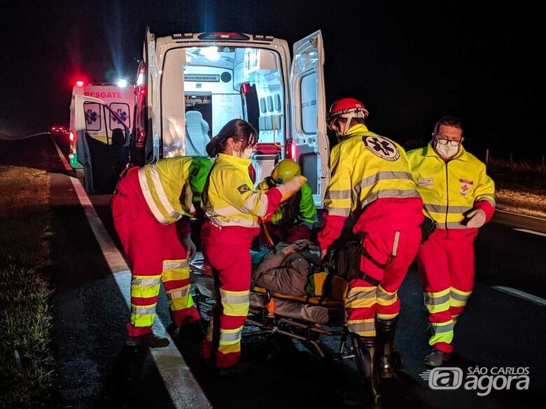 Uma das vítima sendo socorrida pela equipe de Resgate - Crédito: Maycon Maximino