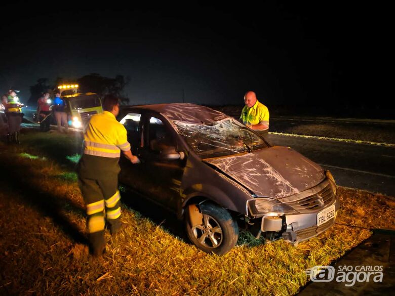 Carro capota na rodovia Washington Luís em São Carlos - Crédito: Maycon Maximino