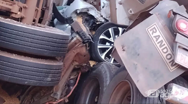 Motorista morre após ter carro prensado entre duas carretas em estrada da região - Crédito: reprodução/Grupo Rio Claro