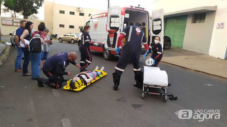 Vítima sendo socorrida pelo SAMU - Crédito: Maycon Maximino