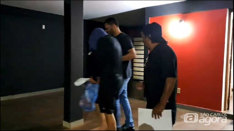 Acusado deixando a delegacia - Crédito: Colaborador SCA