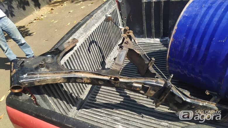 O tambor com a denominação da Prefeitura, o quadro e a placa: tudo foi apreendido pela GM - Crédito: Maycon Maximino