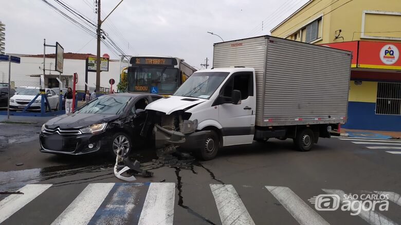 Caminhão atingiu a lateral do carro: uma pessoa ferida - Crédito: Maycon Maximino