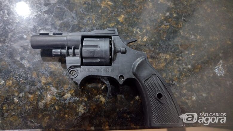 Revolver de brinquedo foi apreendido pela PM - Crédito: Maycon Maximino