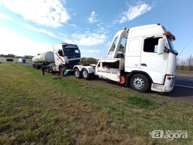 Carreta carregada com trator é atingida na traseira por outra carreta na Washington Luís em Ibaté - Crédito: Colaborador