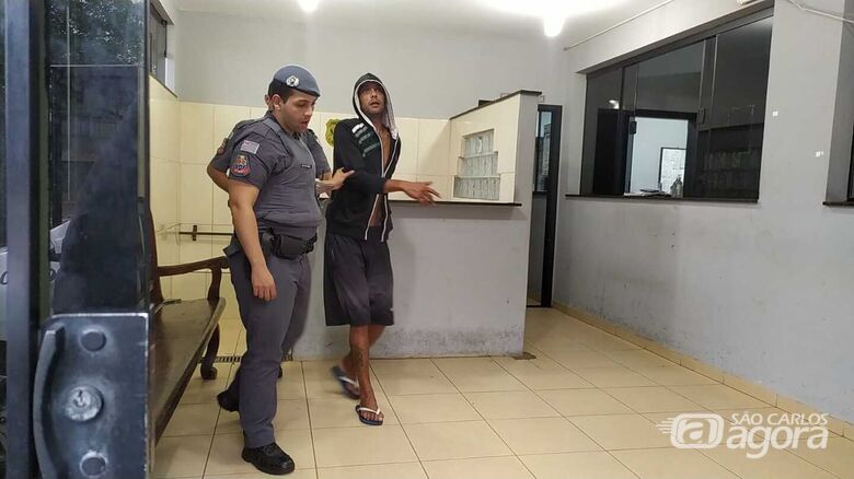 Berenger sendo apresentado no plantão policial - Crédito: arquivo