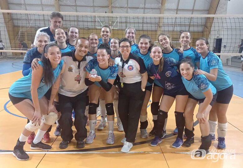 Com Sophia, atletas do São Carlos Clube B comemoram a primeira vitória - Crédito: Divulgação