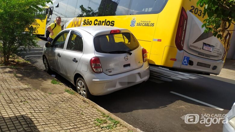 Um dos veículos foi ‘espremido’ pelo ônibus contra a sarjeta - Crédito: Maycon Maximino