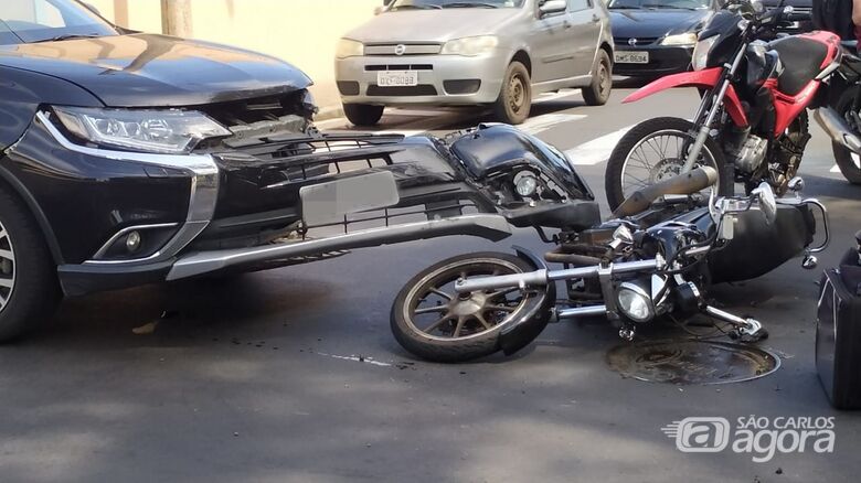 Moto e veículo envolvidos no acidente: motoboy ficou ferido - Crédito: Maycon Maximino