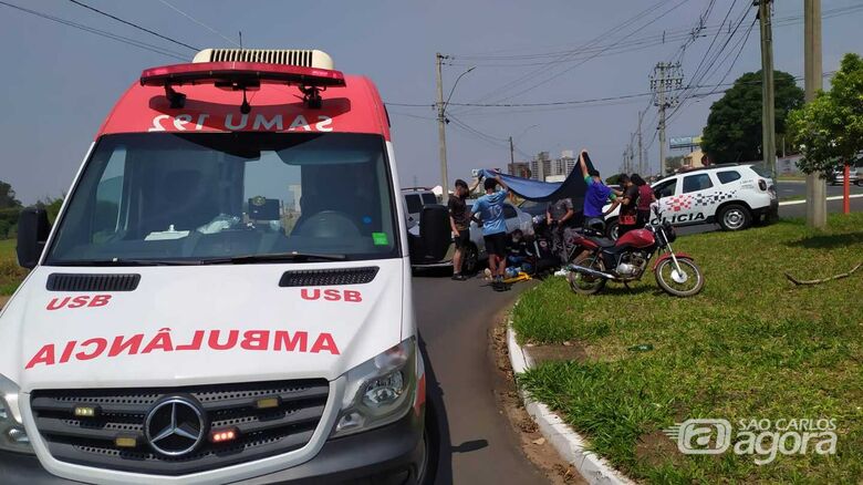 Uma das vítimas sendo atendidas pelo Samu: escoriações pelo corpo - Crédito: Maycon Maximino
