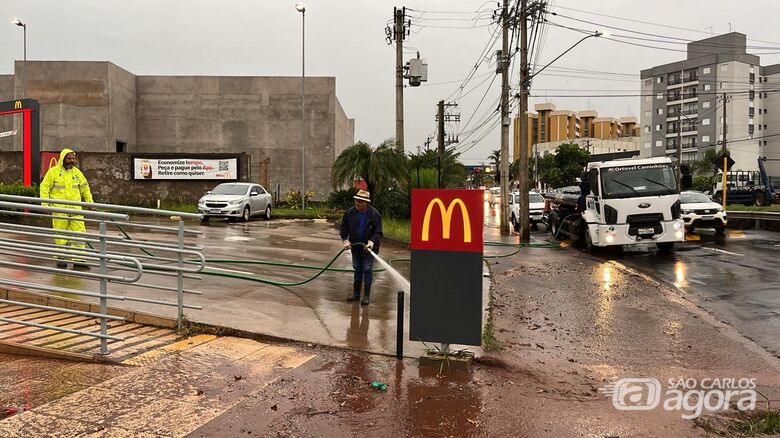 Trânsito na Tancredo Neves opera apenas em uma faixa; prefeitura realiza limpeza no local  - Crédito: Divulgação 