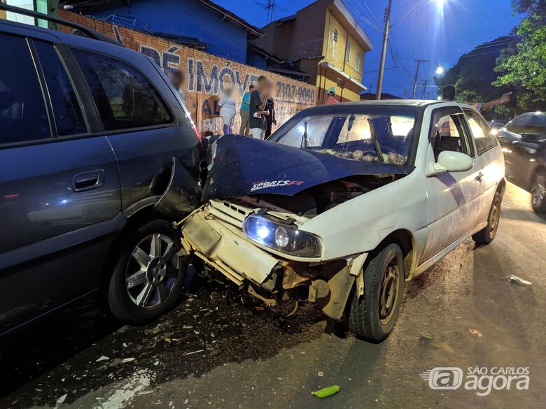Motorista perde o controle e bate contra carro estacionado na Vila Prado - Crédito: Maycon Maximino