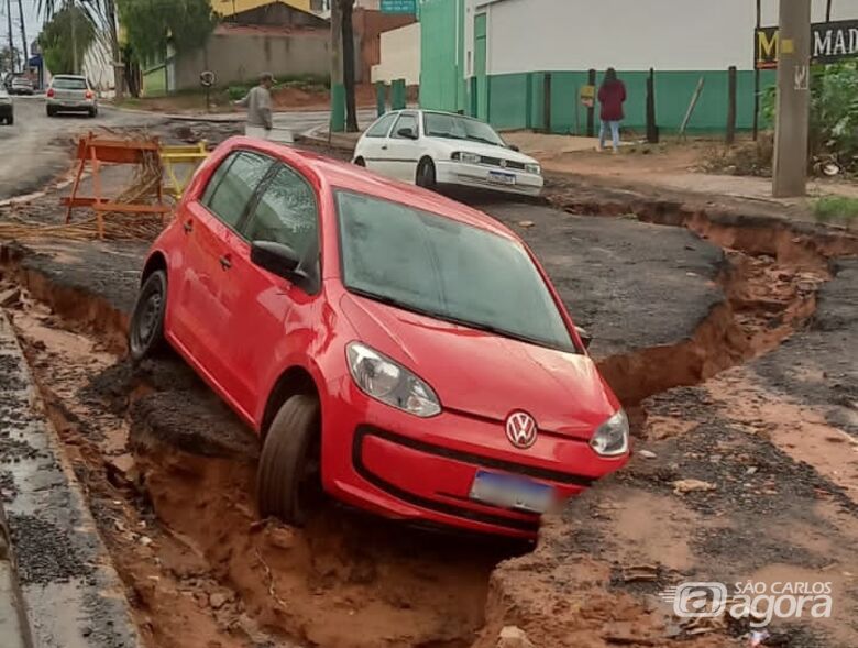 Carros cairam em grande erosão no Aracy - Crédito: Whatsapp SCA