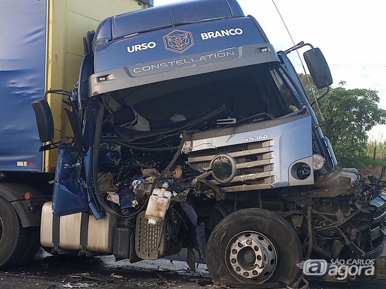 Cabine de caminhão fica destruída após acidente na Washington Luís  - Crédito: Rota das Notícias 