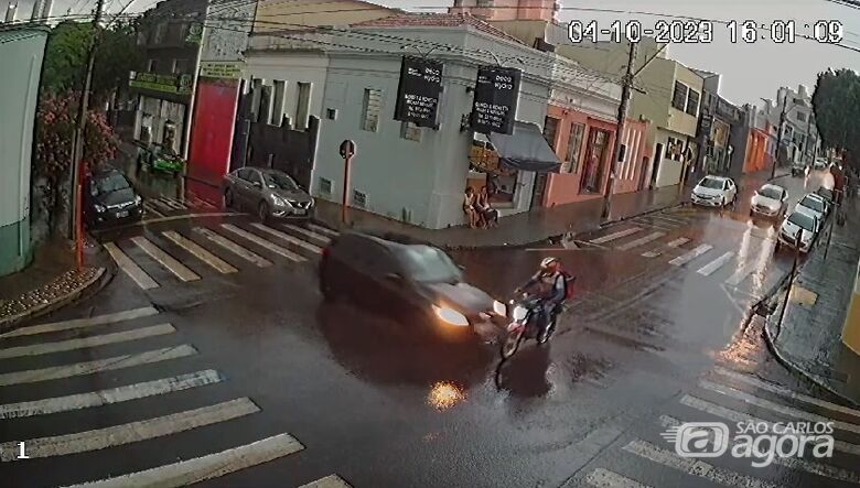 Gol avança pare e acerta motociclista no Centro; veja vídeo - Crédito: reprodução