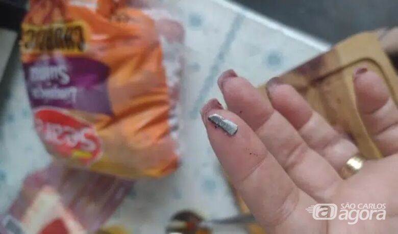 Homem morde pedaço de lâmina de metal ao comer linguiça em churrasco - Crédito: reprodução/repórter Beto Ribeiro