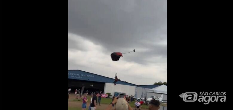 Homem morre após ser atingido por paraquedista em evento na região; veja vídeo - Crédito: reprodução