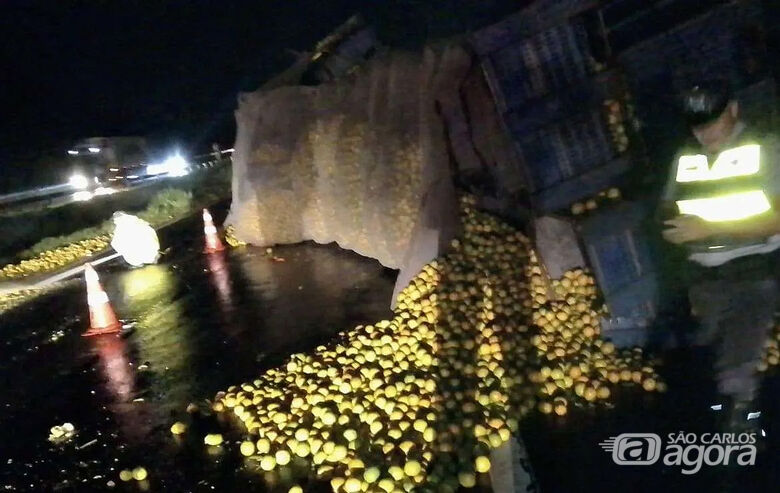 Caminhão carregado com laranjas tomba e causa grande congestionamento na WL - Crédito: Rota das Notícias