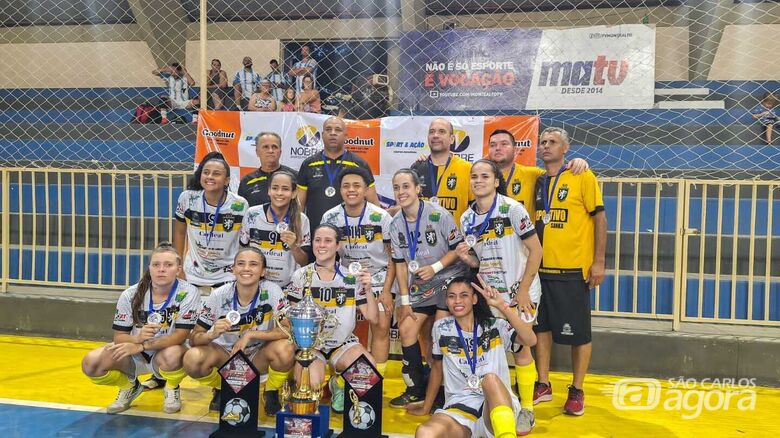 Leoas comemoram a conquista do título: força do futsal feminino de São Carlos - Crédito: Divulgação