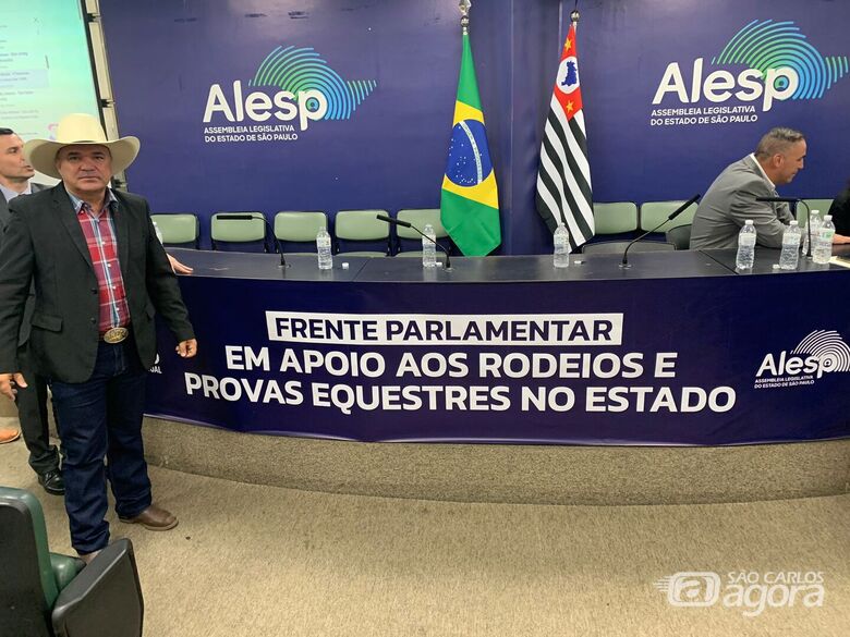 Bira é certificado como representante oficial da Frente Parlamentar dos Rodeios e Provas Equestres em São Carlos - Crédito: Divulgação