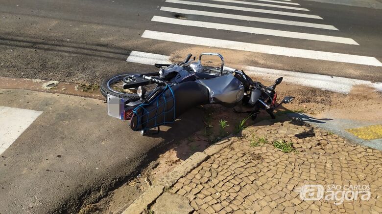 Moto ficou destruída após o impacto: motociclista fraturou o braço - Crédito: Maycon Maximino