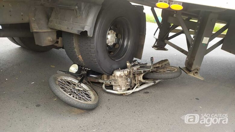 Imagem mostra um dos pneus do caminhão sobre a moto: anjo da guarda do piloto estava de plantão - Crédito: Maycon Maximino