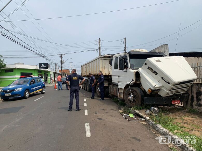 Carreta sem freio atingiu muro de imóvel no Santa Paula - Crédito: Lourival Izaque