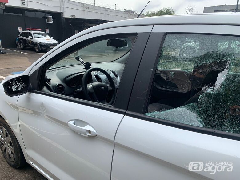 Carro do motorista de aplicativo sofreu danos causados por três agressores - Crédito: Divulgação