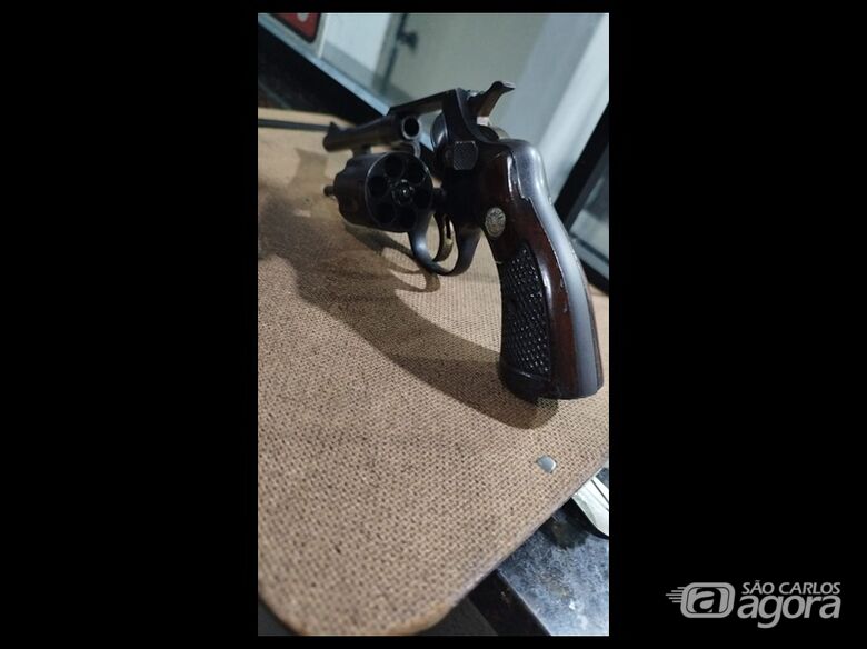 A arma que estava em poder do suspeito no centro de São Carlos - Crédito: Divulgação
