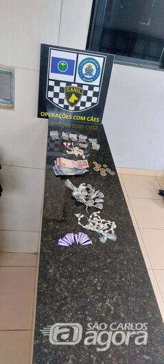 A droga e o dinheiro que estava com o suspeito na Vila Jacobucci - Crédito: Divulgação
