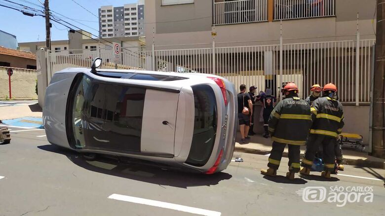 Veículo conduzido por gestante tomba após colisão no Jardim Macarengo - Crédito: Maycon Maximino