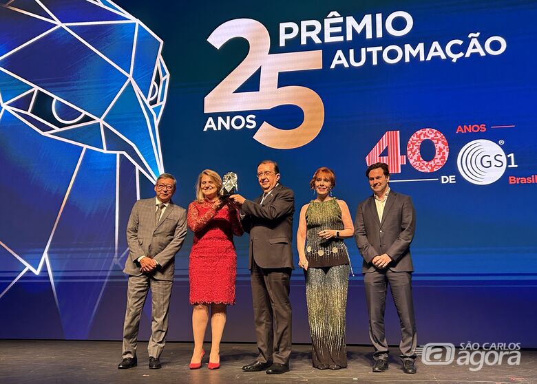 A presidente da Embrapa, Silvia Massruhá, e o pesquisador Marcos David Ferreira recebem o Prêmio Automação na categoria Educação - Crédito: Edilson Fragalle