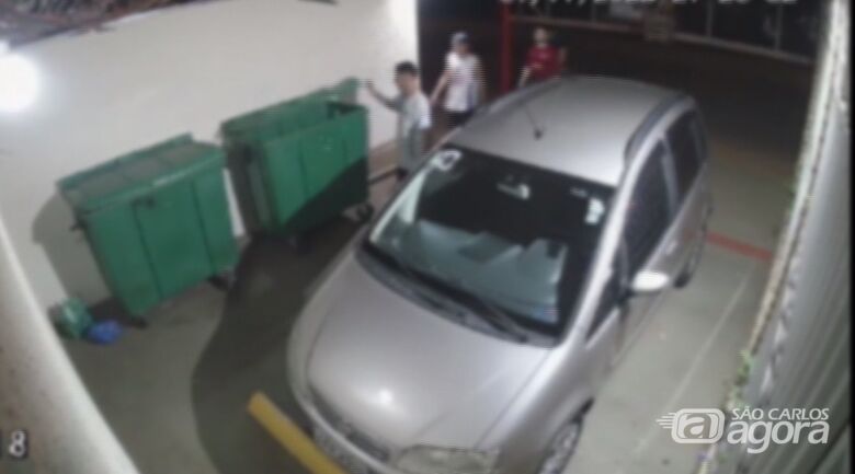 Câmeras de segurança flagram indivíduos subtraindo caçamba de lixo de condomínio no Tangará  - Crédito: reprodução