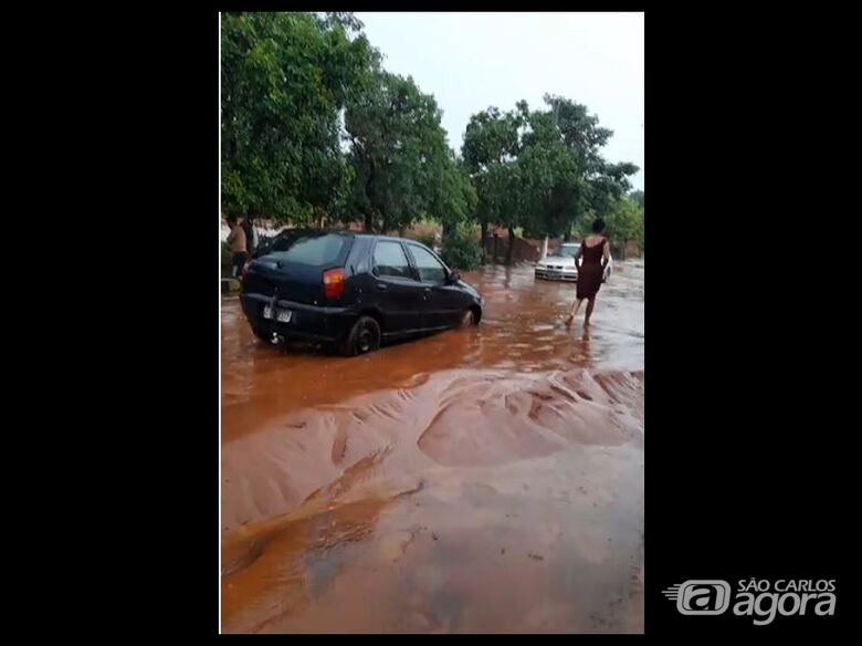Chuva provoca enxurrada de lama em bairro de Ribeirão Bonito - Crédito: reprodução