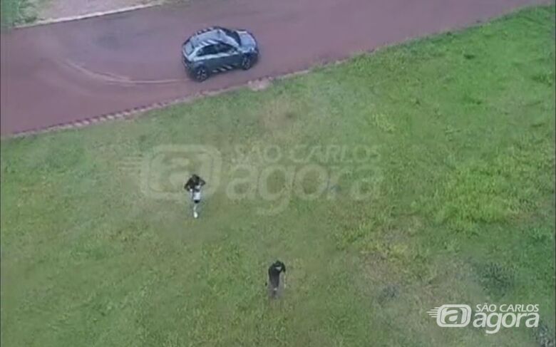 Câmeras de segurança flagram ladrões tentando entrar em condomínio de São Carlos; veja o vídeo  - Crédito: reprodução