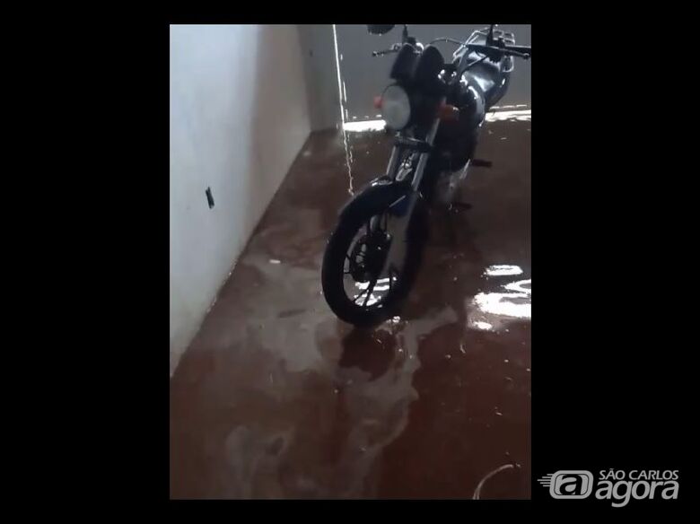 Água invade residências no bairro Cidade Aracy; veja vídeo - 