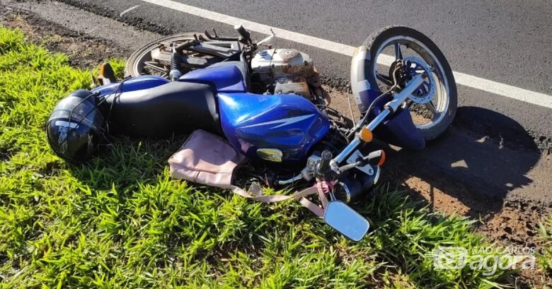 Mulher morre após sofrer acidente de moto em estrada vicinal - Crédito: Araraquara Agora