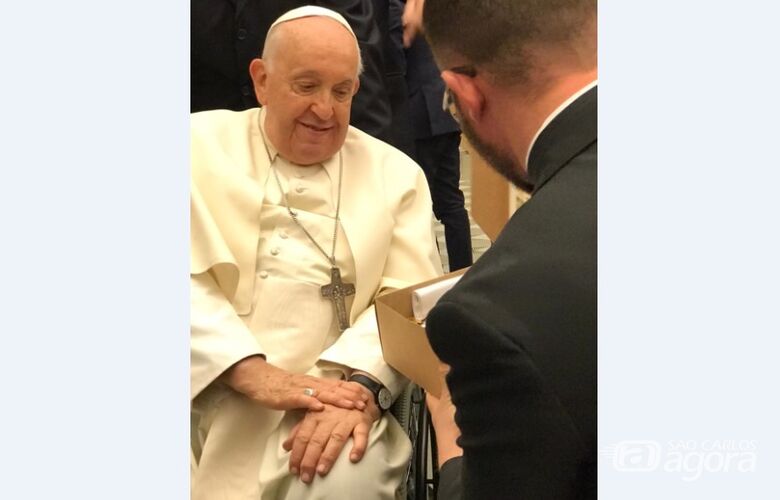Momento em que o Papa Francisco recebe a réplica do Santuário da Aparecidinha - Crédito: Divulgação