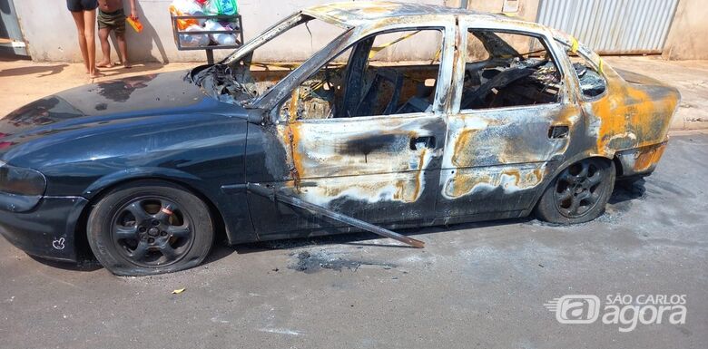Vectra que foi incendiado - Crédito: Araraquara Agora