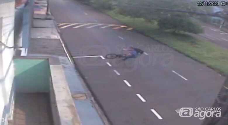 Câmera de segurança registra acidente que terminou com a morte de ciclista em São Carlos - 