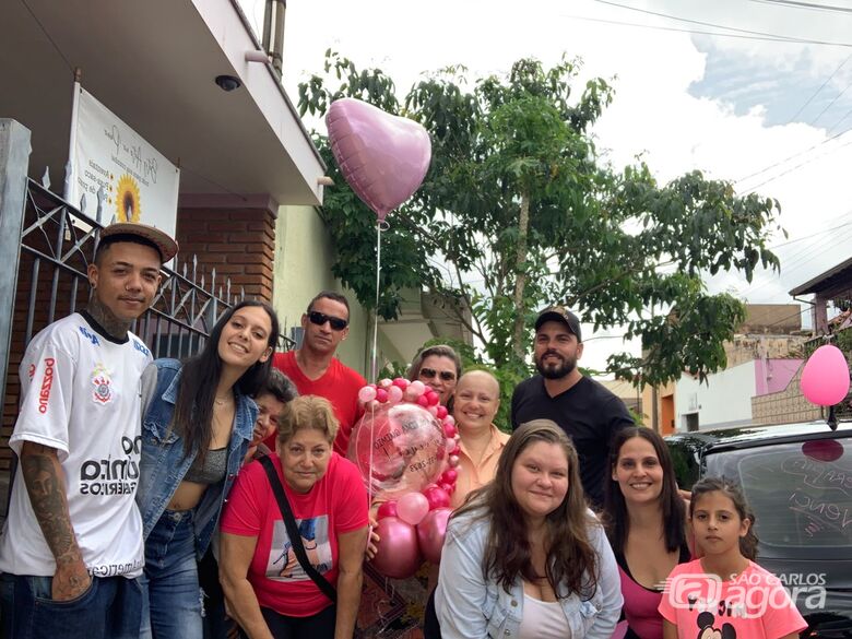 Ao término da última quimioterapia, junto à família: uma difícil batalha vencida pela Senhora Jhonson contra o câncer - Crédito: Divulgação